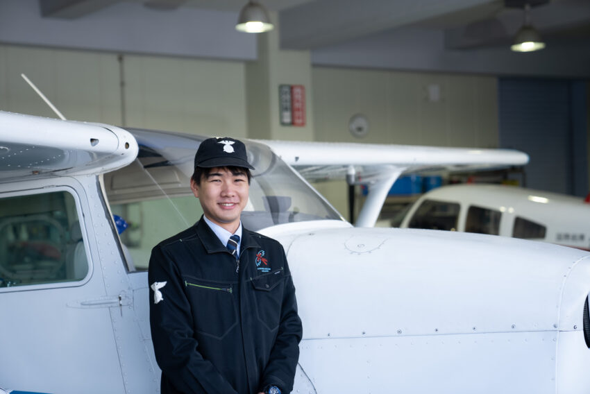 航空整備科 航空技術コース<br /> [ 前職 ] 株式会社JALエンジニアリング<br /> 国際航空専門学校出身<br /> S. Tsuda